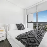Cosy 1-Bed With 41St Floor City Views, Pool & Gym
